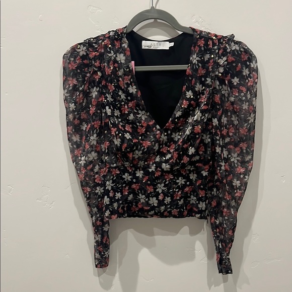 NWT ASTR Floral V-Neck Women's Top - Picture 1 of 4